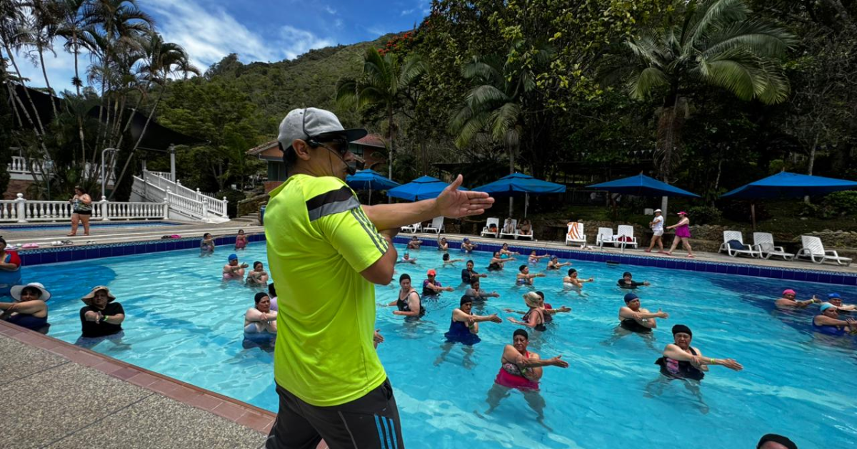 Foto de unas personas en una piscina