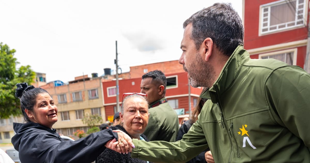 Foto de la visita del alcalde Carlos Fernando Galán al barrio Brasil y diálogo con comunidades.
