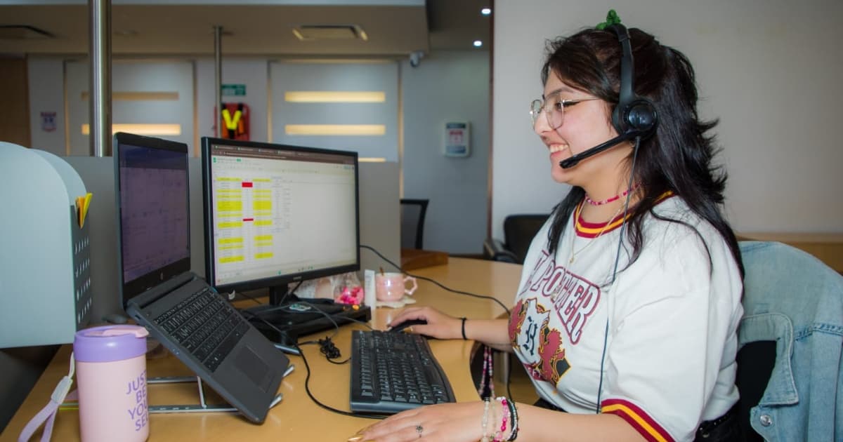 Foto de una mujer frente a un computador en su jornada laboral, en una empresa en Bogotá.