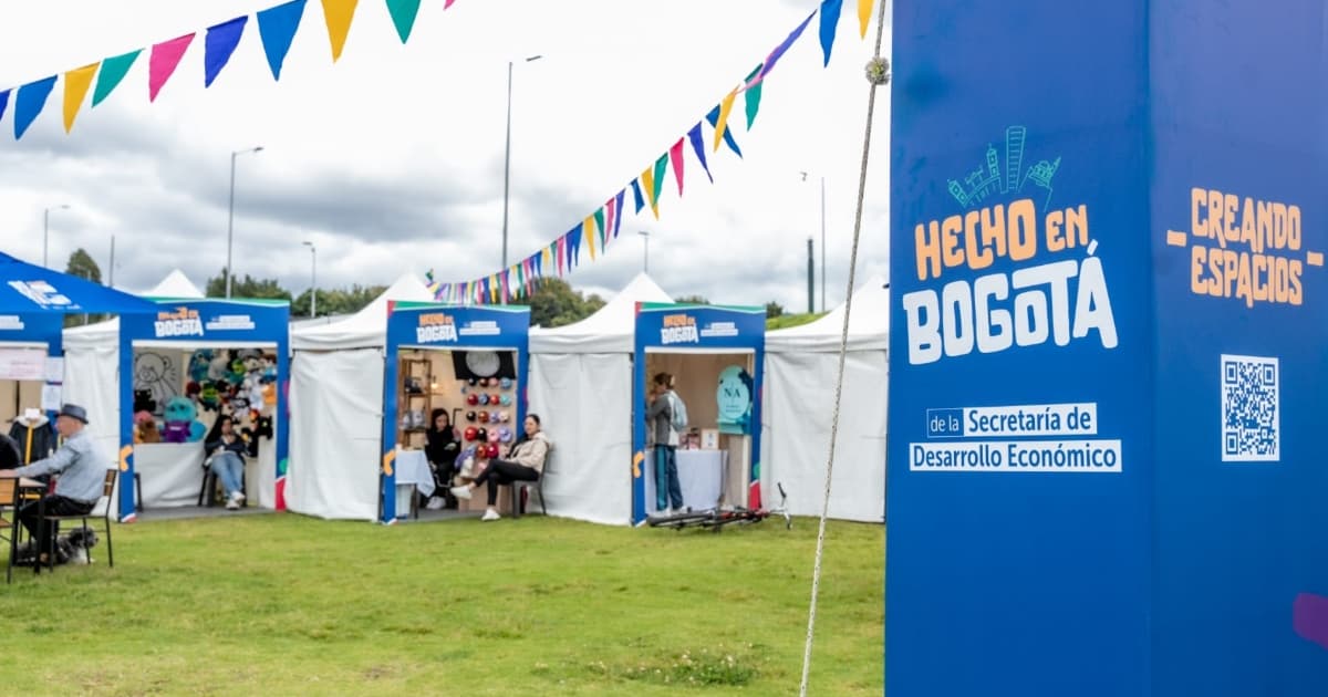 Foto de una de las ferias de Hecho en Bogotá con bogotanos y bogotanas asistiendo.