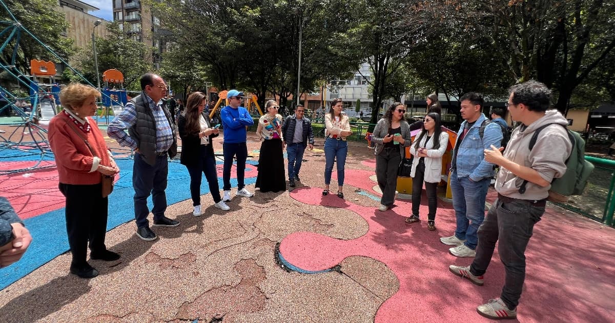 Foto de ciudadanos en el parque El Nogal de Bogotá.