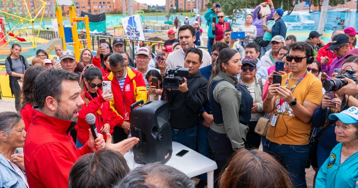 Foto de la visita del alcalde Carlos Fernando Galán a las obras del nuevo parque Urbanización La Esperanza de Bosa.