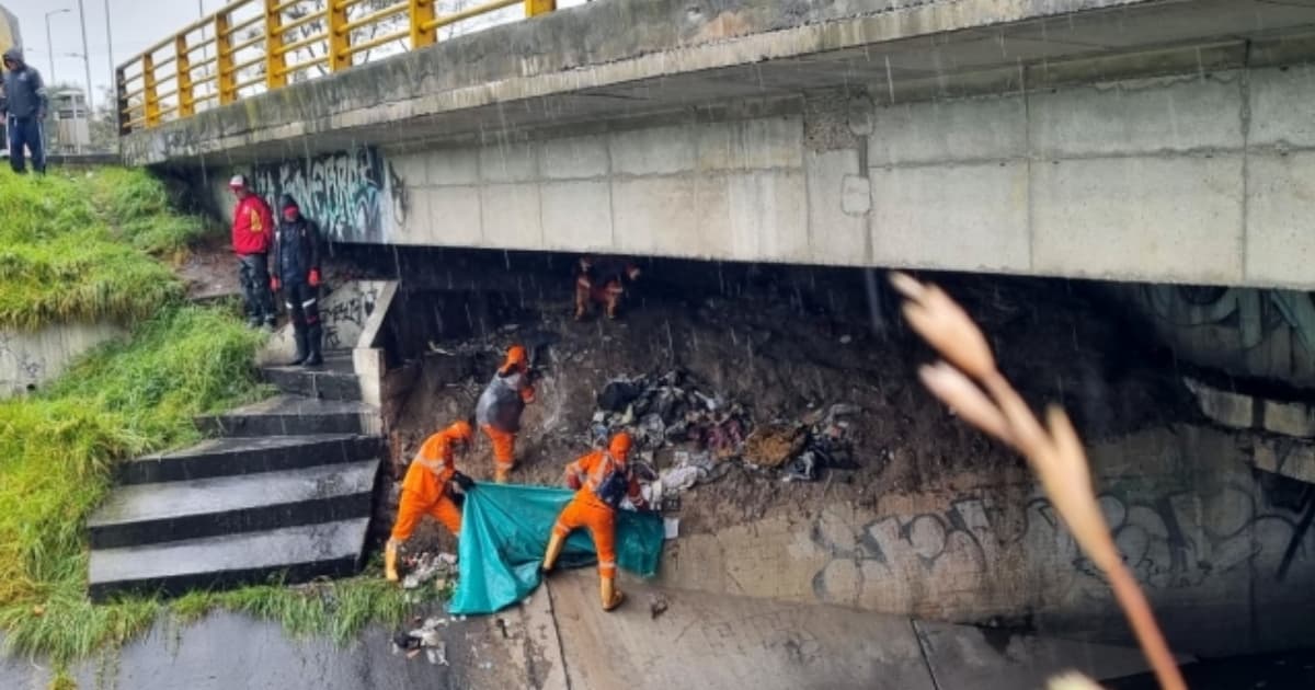 Foto del operativo de limpieza en canal Río Seco en el barrio Cinco de Noviembre, al sur de Bogotá