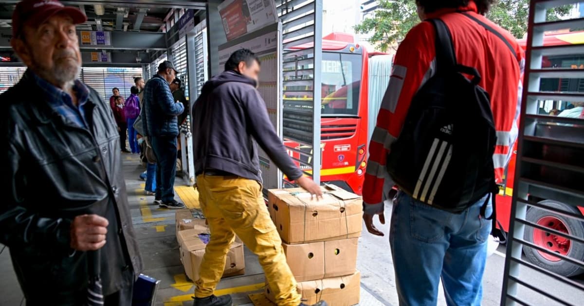 Foto de operativos en TransMilenio de Bogotá contra cargas sobredimensionadas.