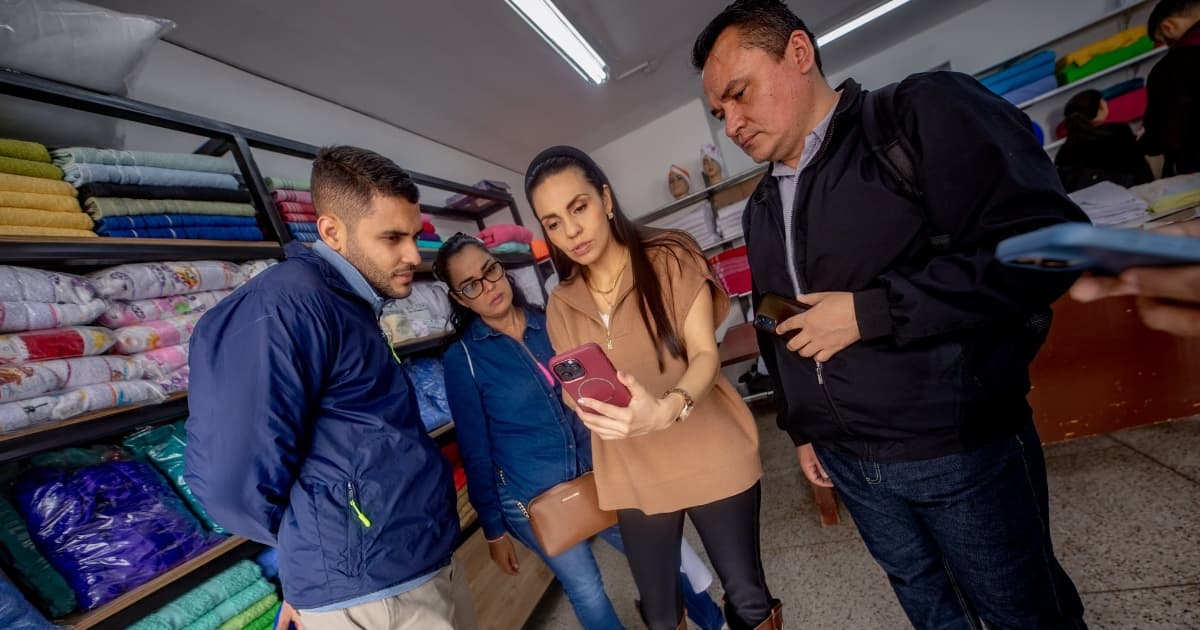 Foto de comerciantes en un establecimiento de textiles en Bogotá.