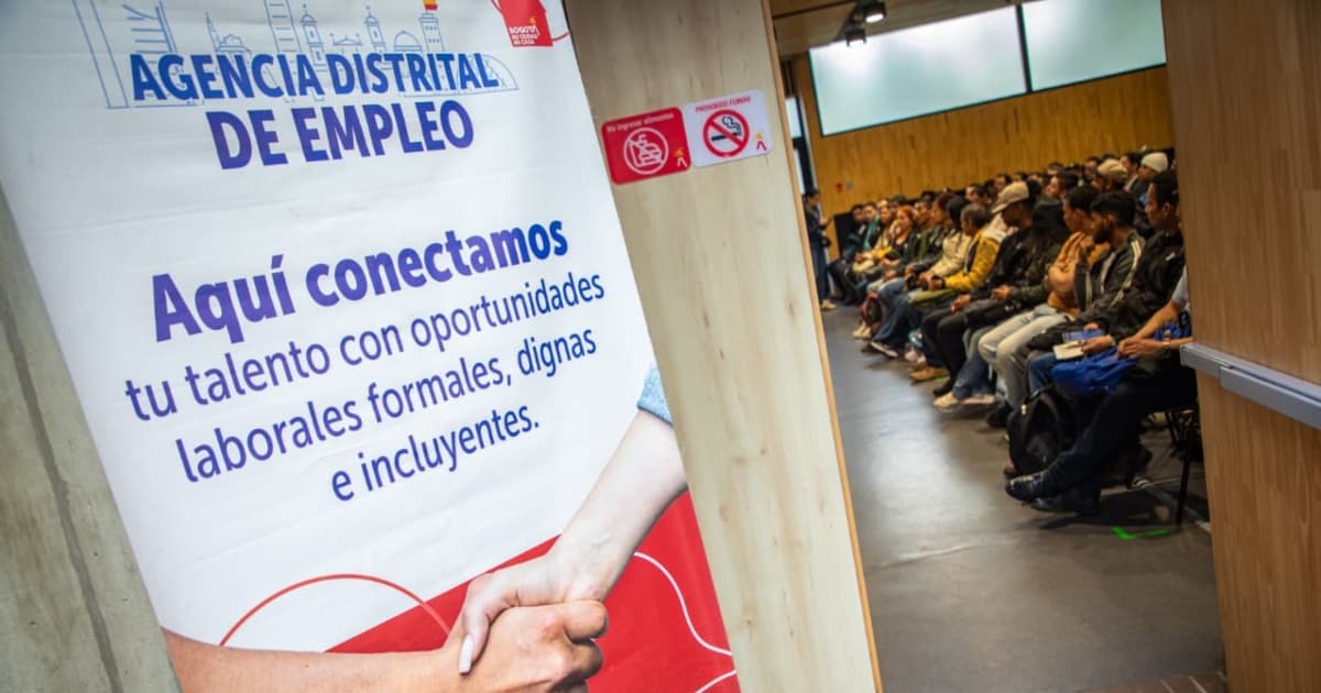 Foto de bogotanos y bogotanas accediendo a servicios de la Agencia Distrital de Empleo.