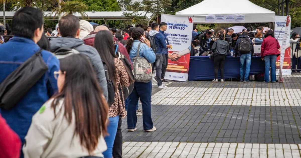 Foto de bogotanos y bogotanas accediendo a servicios de la Agencia Distrital de Empleo.