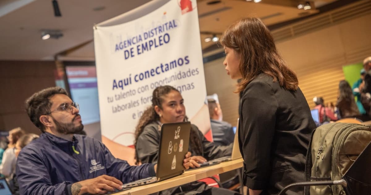 Foto de bogotanos y bogotanas accediendo a servicios de la Agencia Distrital de Empleo.