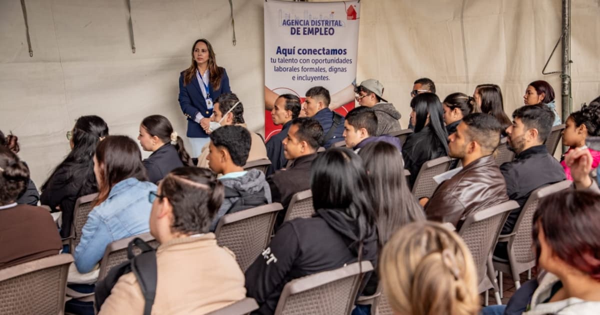 Foto de bogotanos y bogotanas accediendo a servicios de la Agencia Distrital de Empleo.