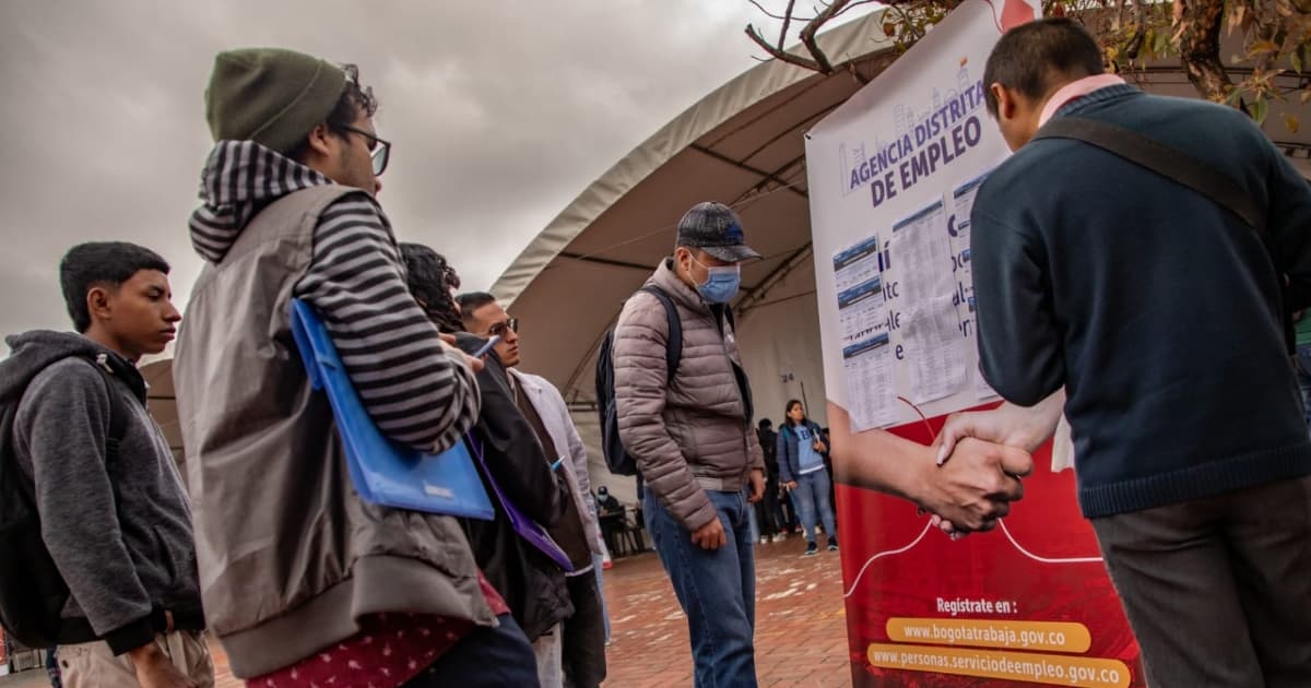 Foto de bogotanos y bogotanas accediendo a servicios de la Agencia Distrital de Empleo.