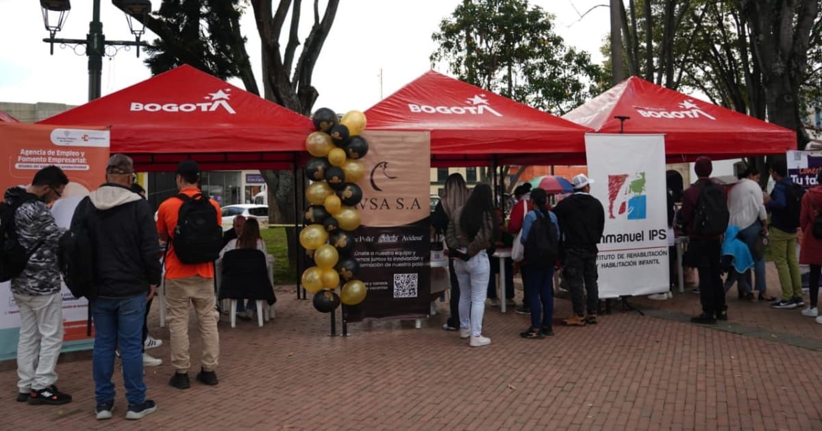 Foto de bogotanos y bogotanas en una Feria de Empleo en Bogotá.