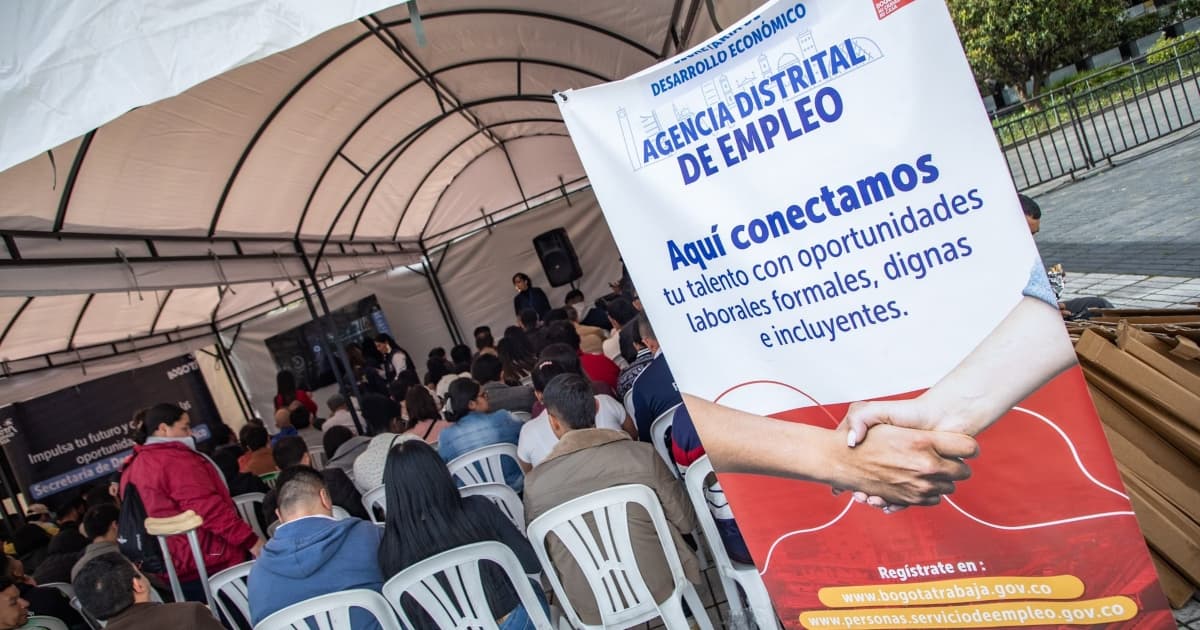 Foto de bogotanos y bogotanas accediendo a servicios de la Agencia Distrital de Empleo en Bogotá.