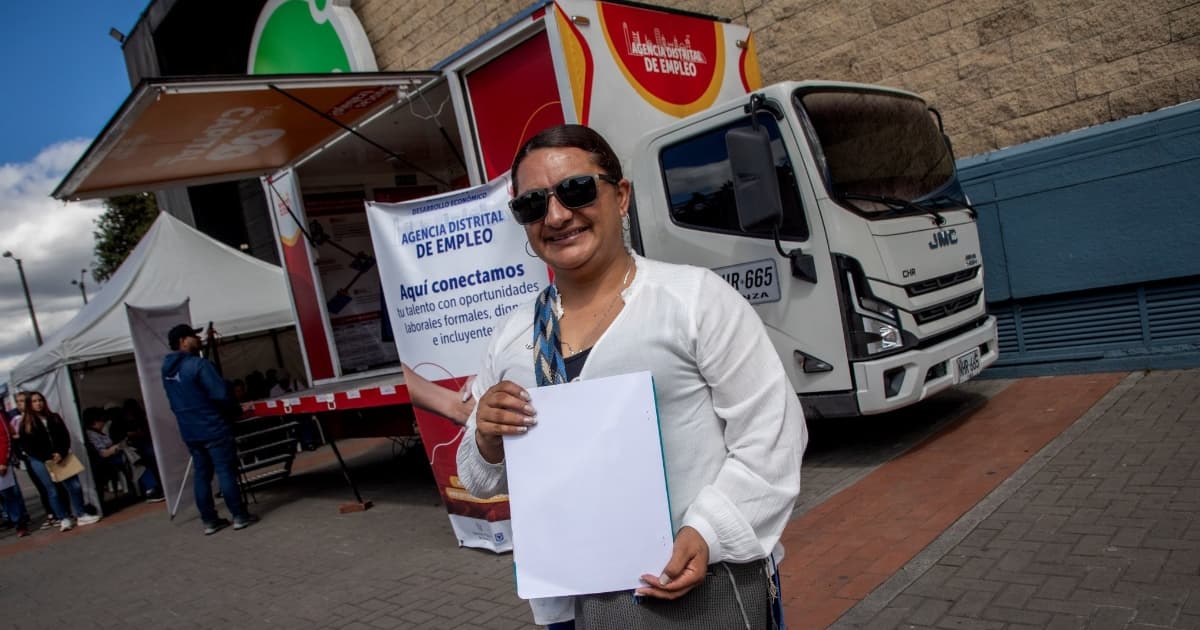 Foto de una bogotana accediendo a servios de la Unidad Móvil de la Agencia Distrital de Empleo.