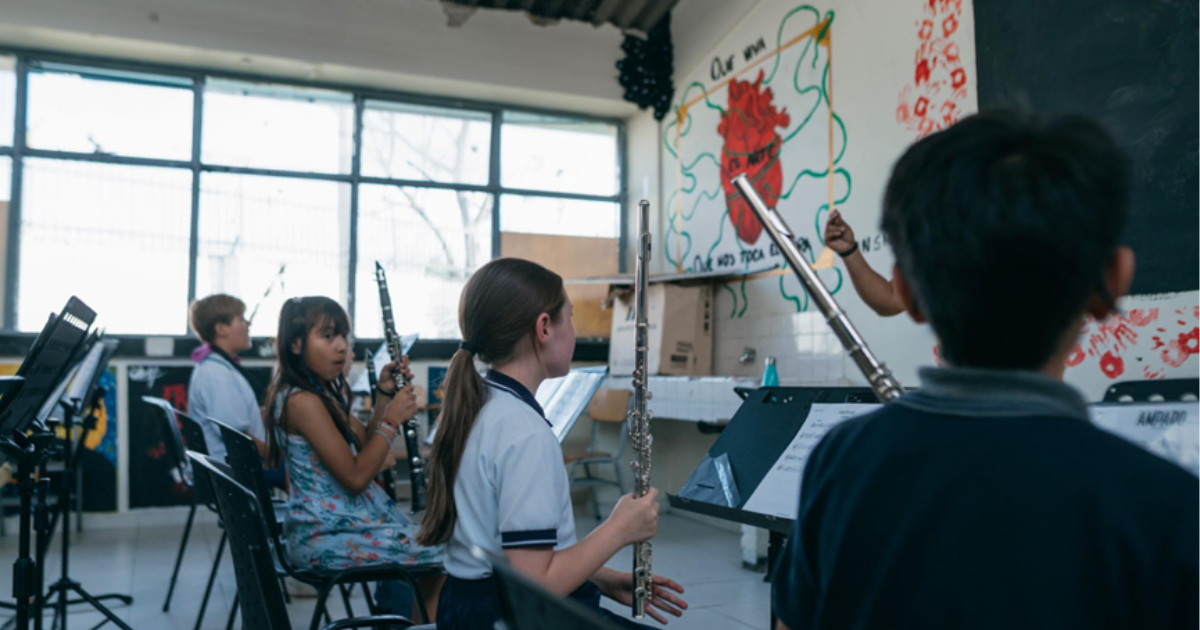 Foto de niños tocando instrumentos musicales