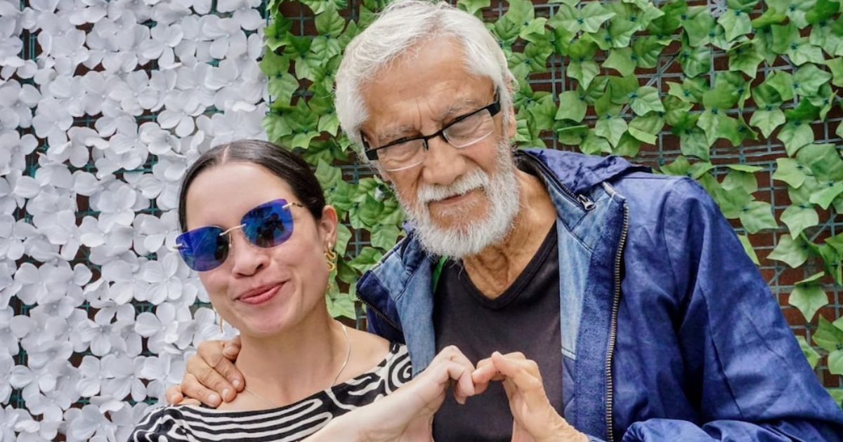 Imagen de una mujer junto a un hombre adulto mayor
