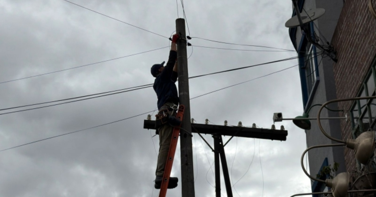 Foto de un trabajador instalando las nuevas alarmas en Antonio Nariño