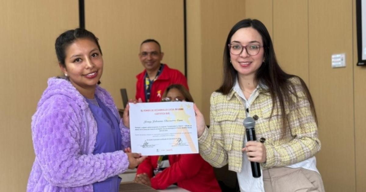 Foto de una mujer recibiendo un certificado 