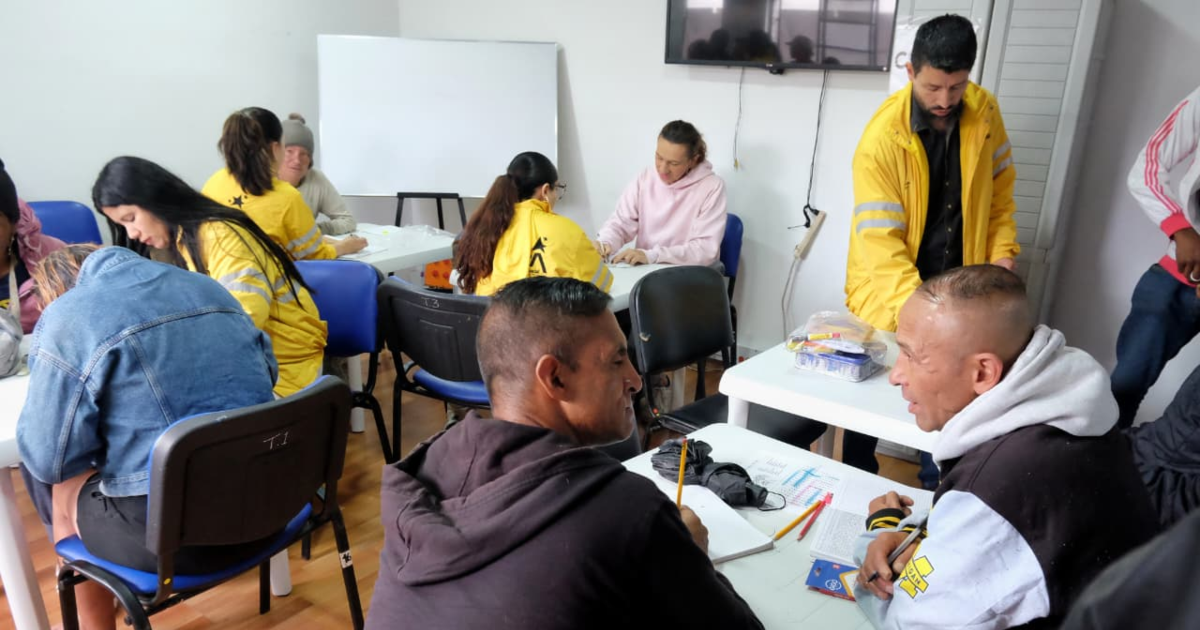 Imagen de habitantes de calle recibiendo atención 