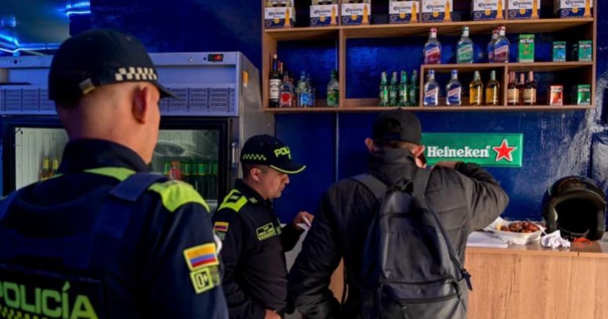 Autoridades en operativo de control a establecimientos comerciales. 