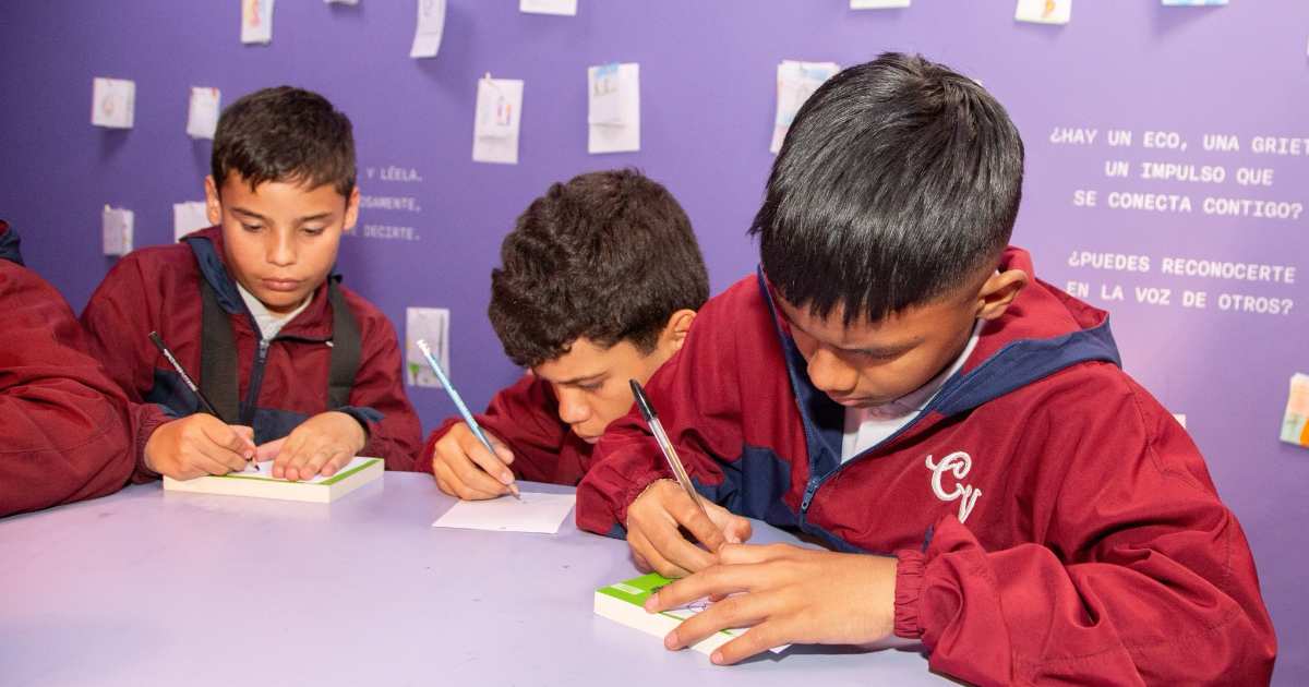 Foto que muestra estudiantes escribiendo 