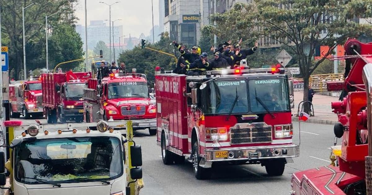 Vehículos de Bomberos Bogotá durante desfile de conmemoración.