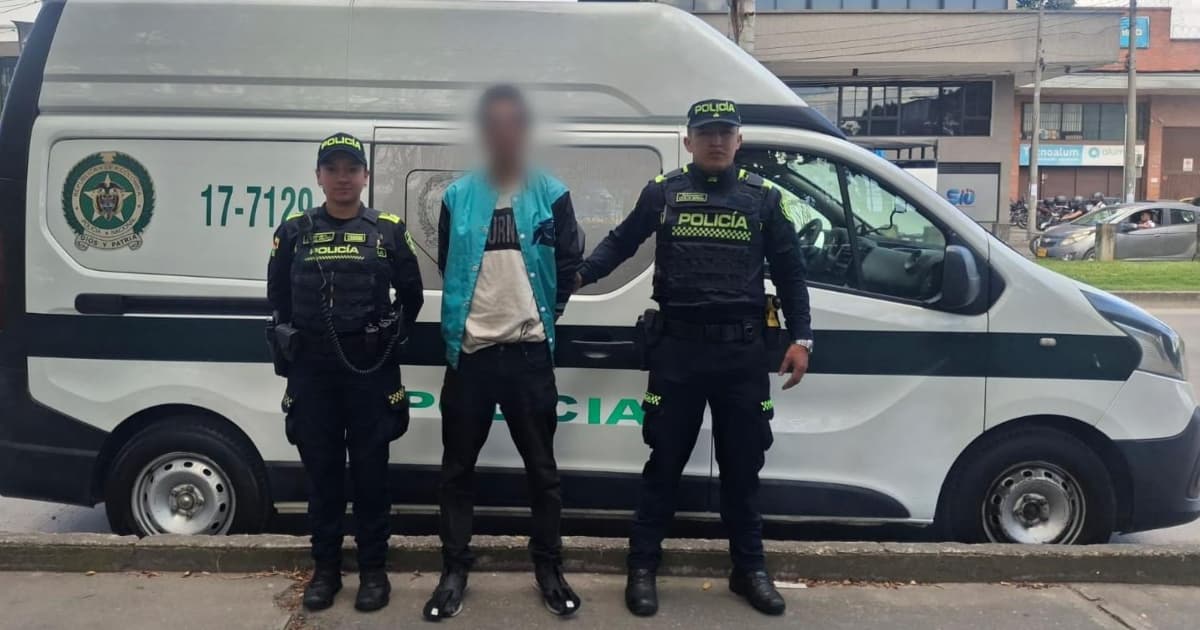Hombre capturado, señalado de robarle el celular a una mujer. 