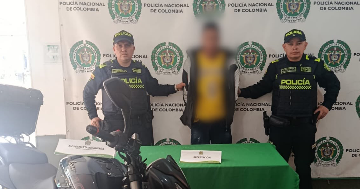 Imagen del capturado junto a dos policías