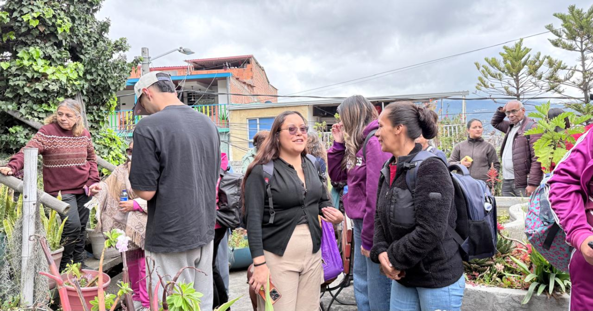 Imagen de varias mujeres reunidas y hablando