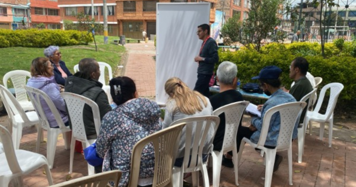 Imagen de personas reunidas en un parque