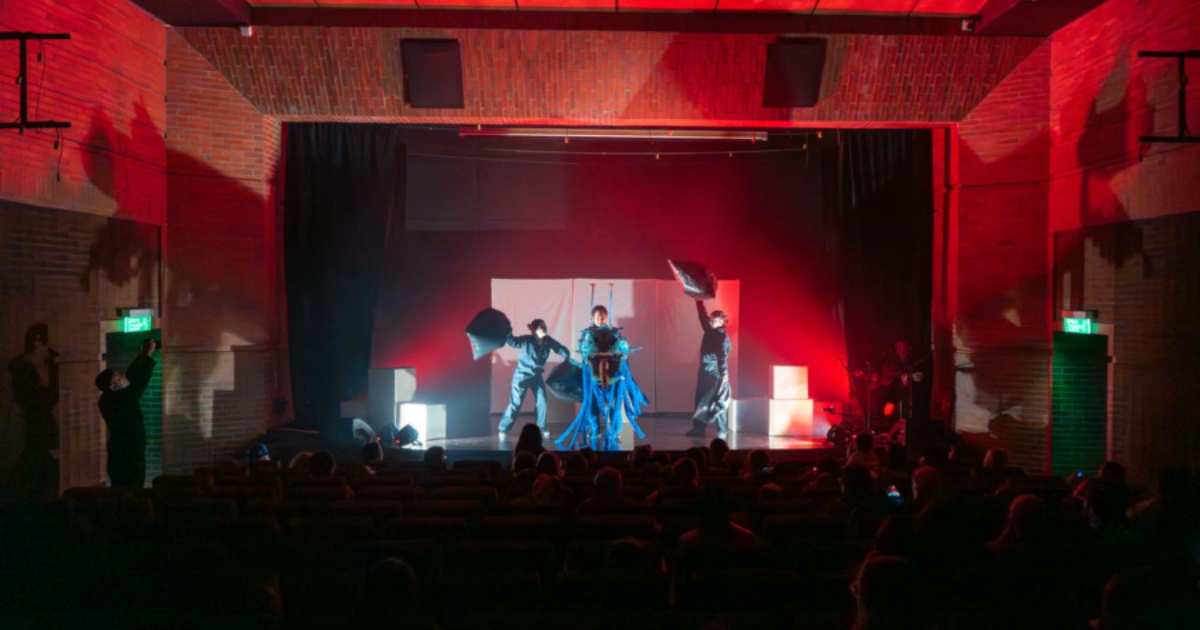Foto que muestra artistas en un escenario