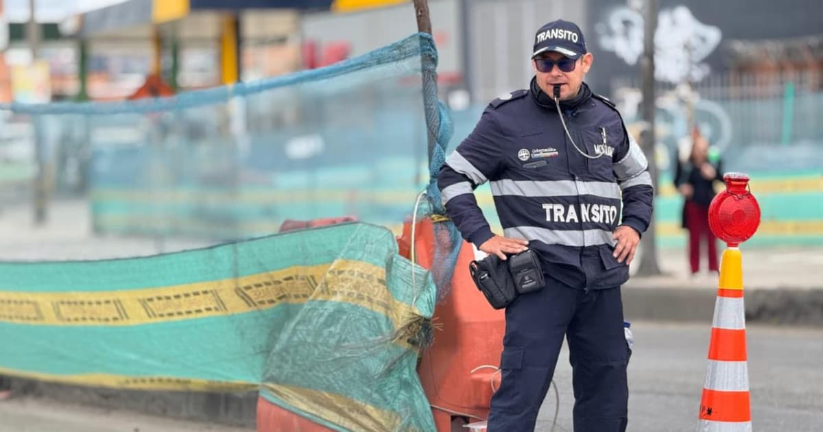 Foto de un Agente Civil de Tránsito, realizando labore de manejo de tráfico en una vía.