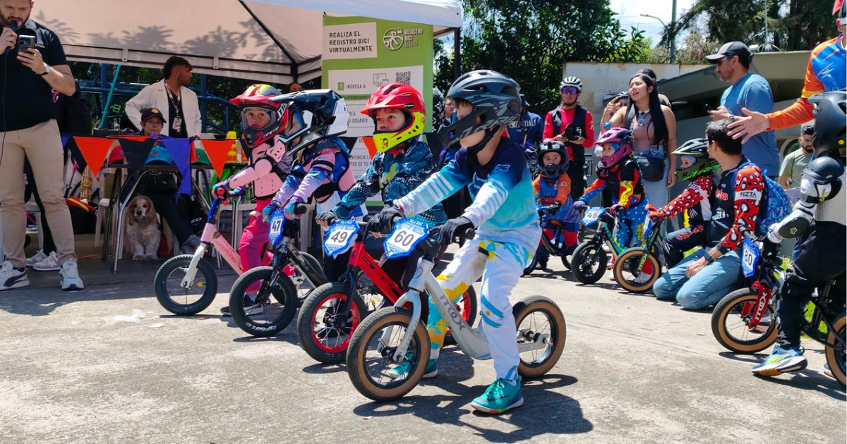 Foto de unos niños en bicicletas 