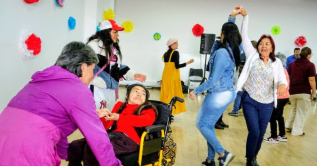 Imagen de señoras bailando
