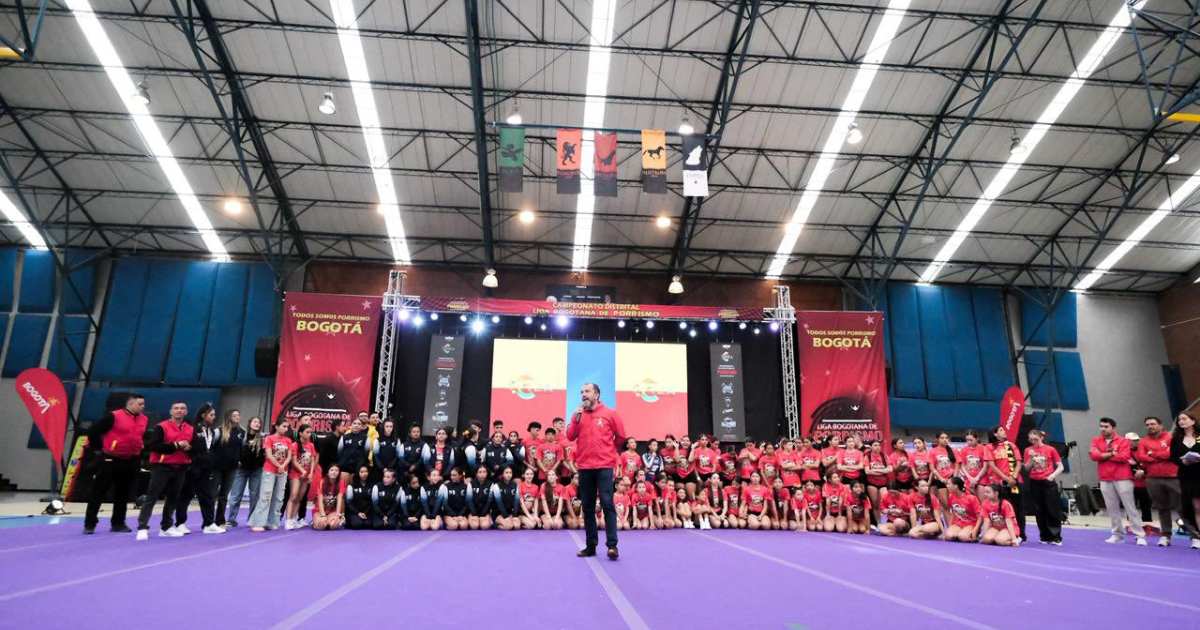 Foto que muestra deportistas en el Campeonato de Porrismo en Bogotá.
