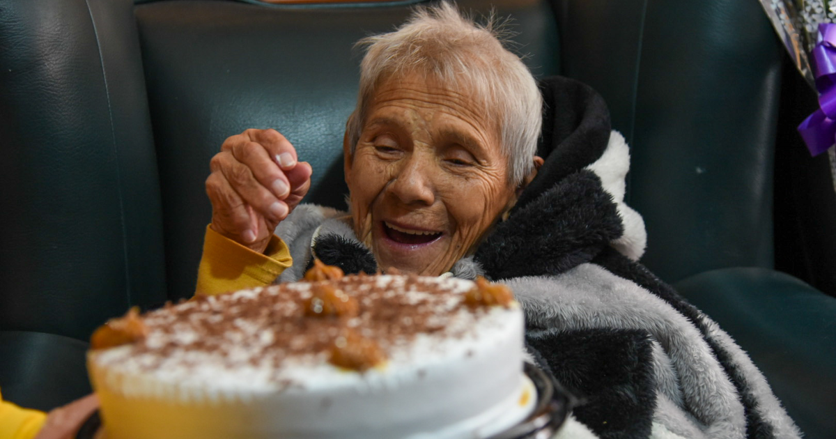 Imagen de una señora adulta sonriendo