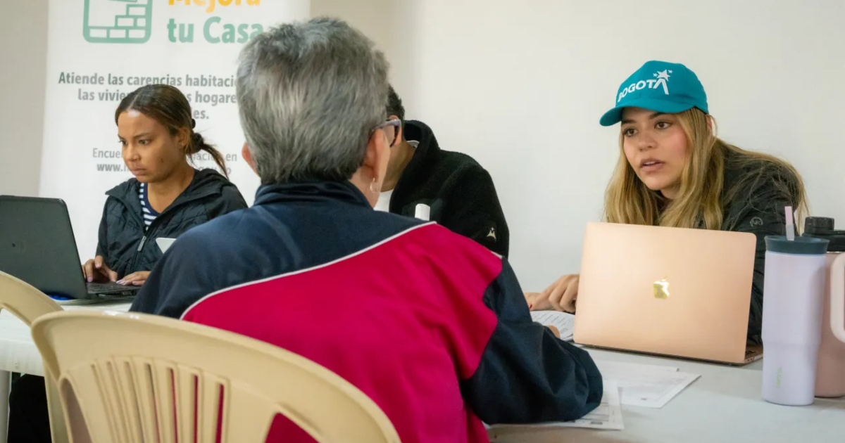 Foto que muestra dos personas hablando