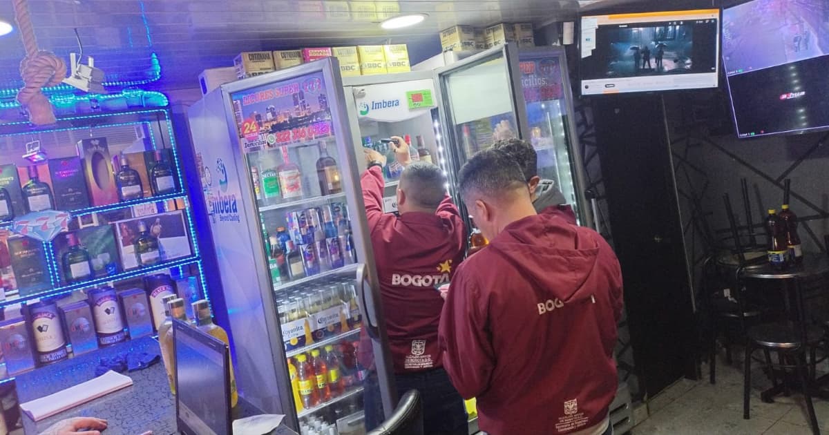 Licor adulterado decomisado y locales sellados en operativo en Bogotá