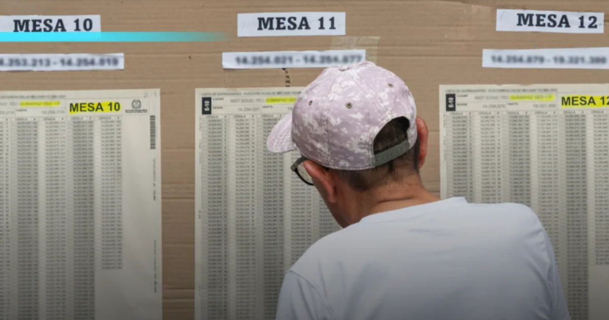 Imagen de un señor buscando su mesa de votación