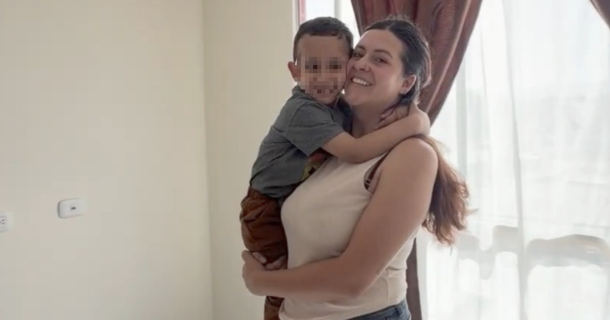 Foto que muestra a Sonya Esquivel alzando a su hijo. 