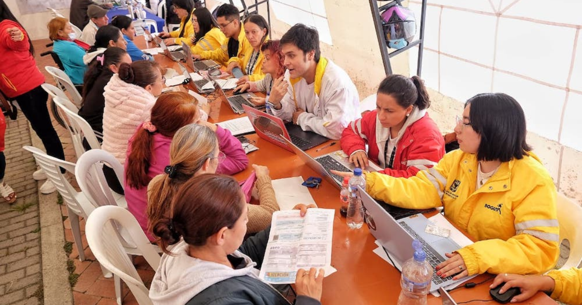 Imagen de personas hablando con funcionarios de Integración Social