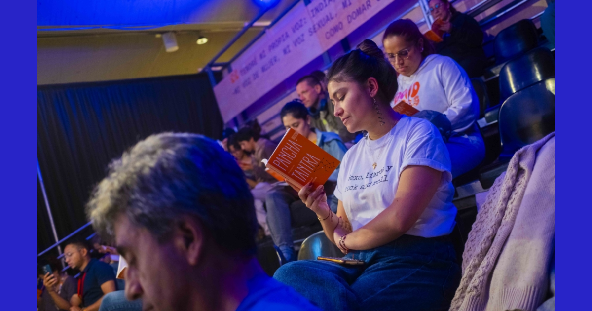 Imagen de varias personas en un conversatorio de Idartes en la FILBo 2026.