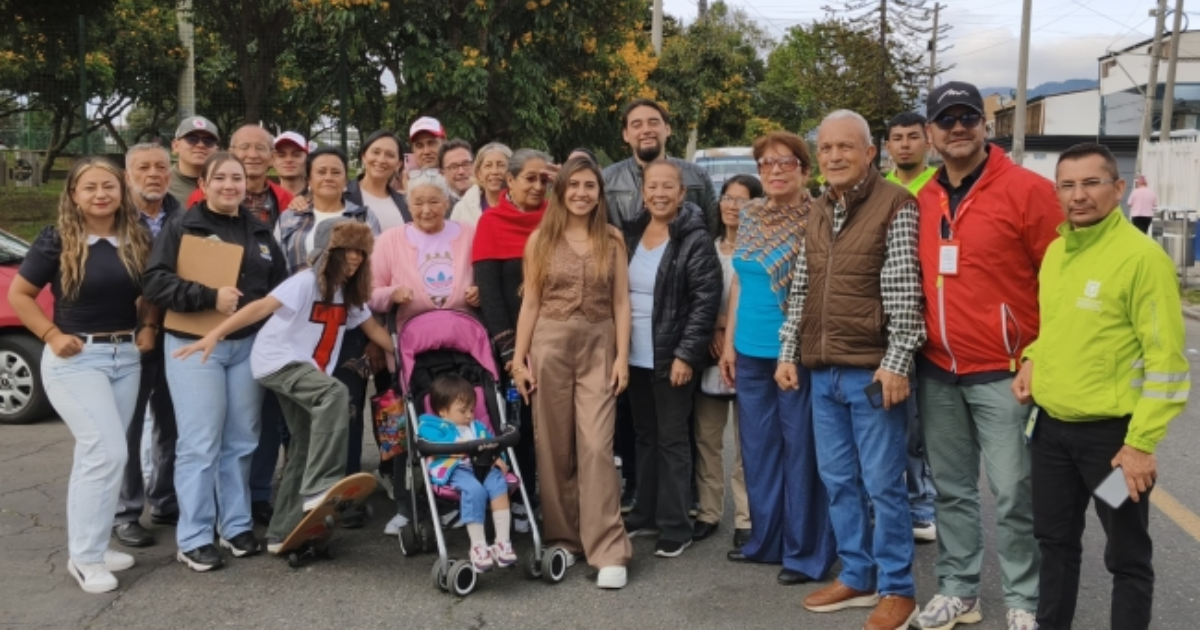 Imagen de personas posando para la foto