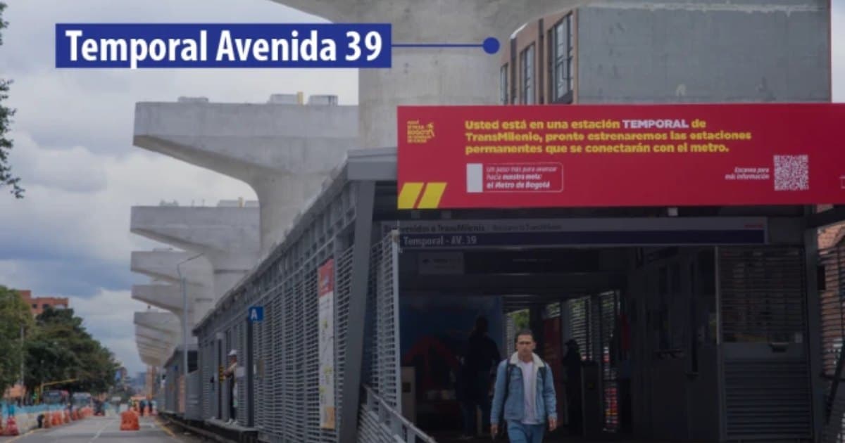 Foto de la entrada de estación de TransMilenio en Bogotá.