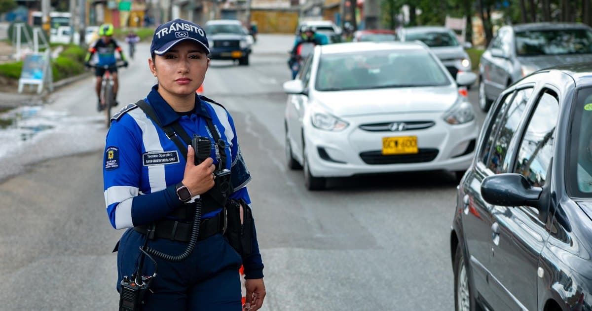 Foto de una Agente Civil de Tránsito en una calle de Bogotá