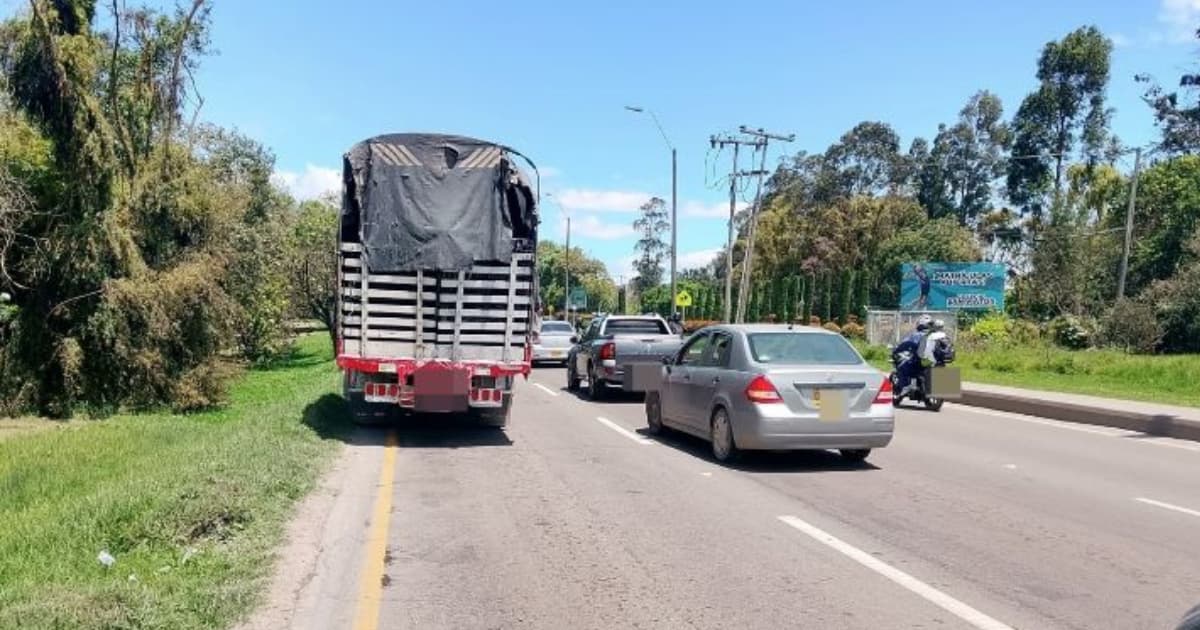Un camión y un vehículo en las vías de Bogotá