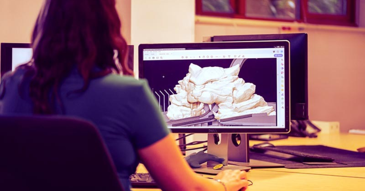 Imagen de una mujer frente a un computador.