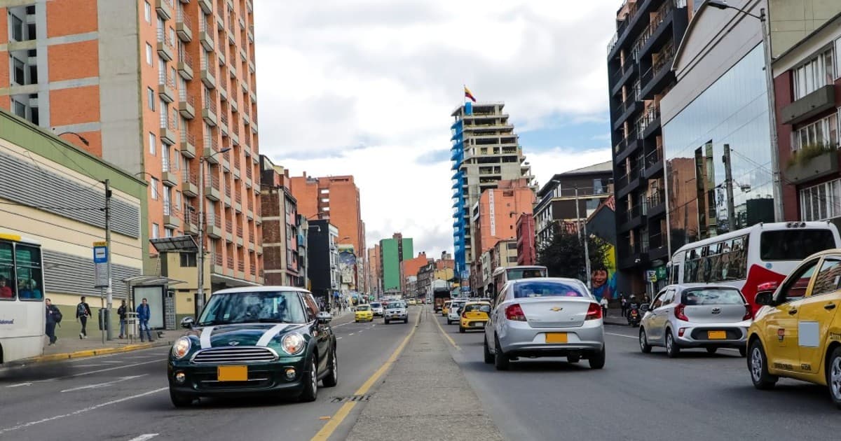Foto que muestra vehículos andando por las calles