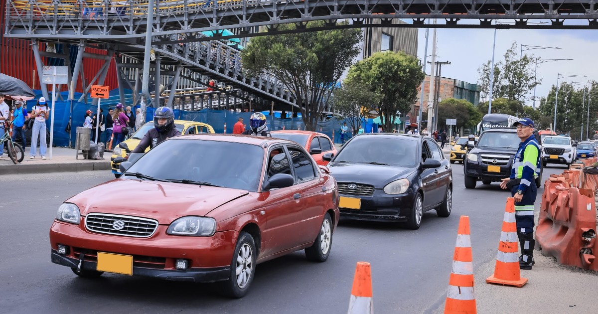 Foto que muestra vehículos andando por las calles de Bogotá.
