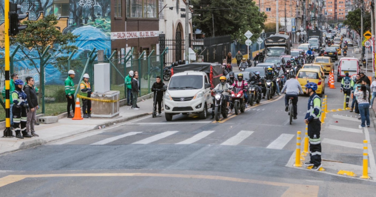 Foto que muestra vehículos circulando por calles de Bogotá.