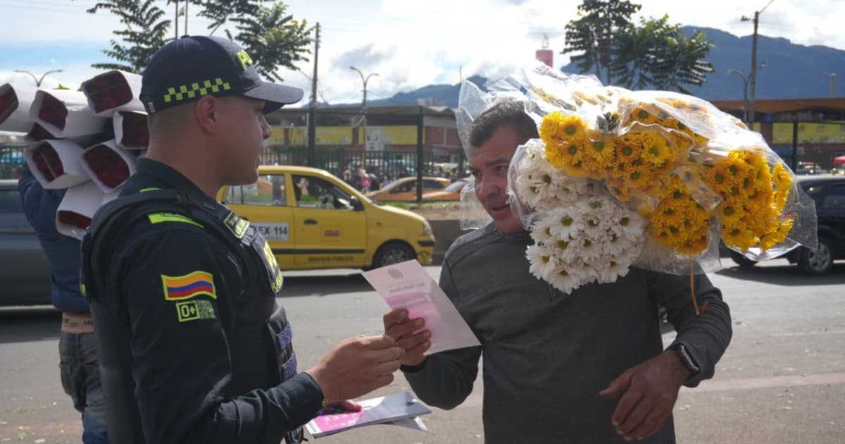 Policía brinda información a ciudadano sobre la presencia policial para el Día de la Madre.